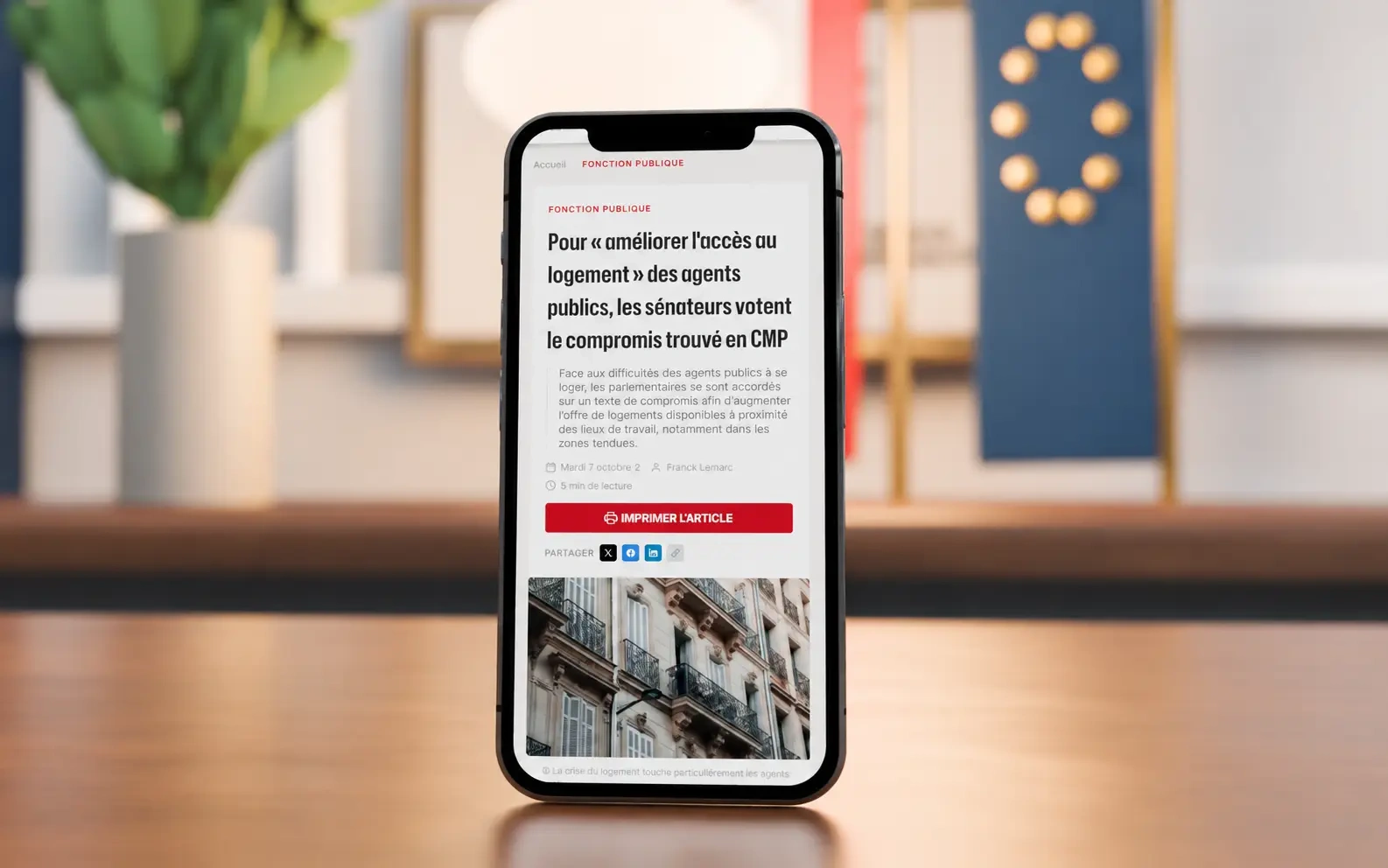 Article de Maire info redessiné sur un téléphone : catégorie, titre, chapô, informations de publication et image principale.