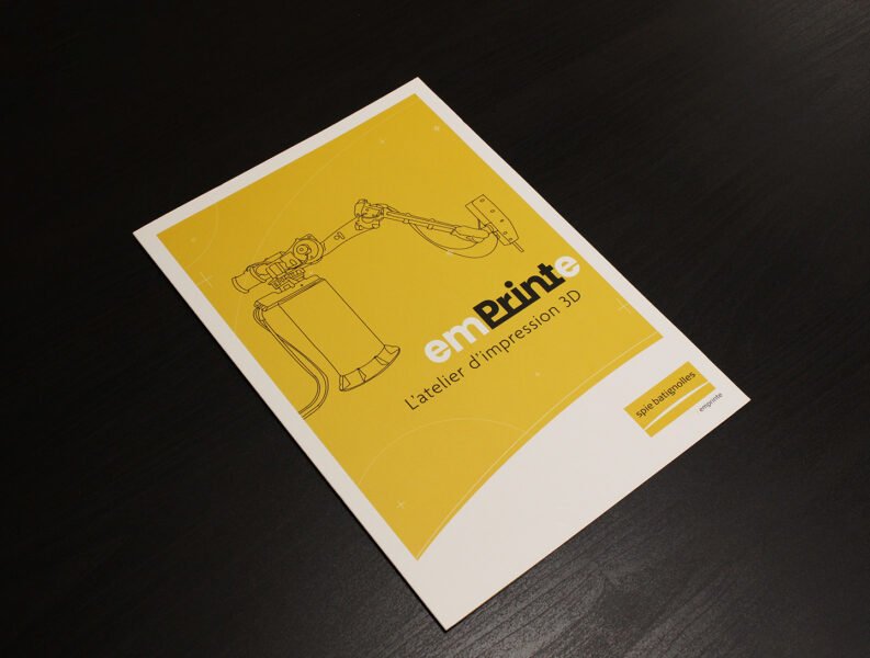 Affiche jaune avec illustration d'un bras robotique, conçu pour un atelier d'impression 3D, mettant en valeur le design moderne.