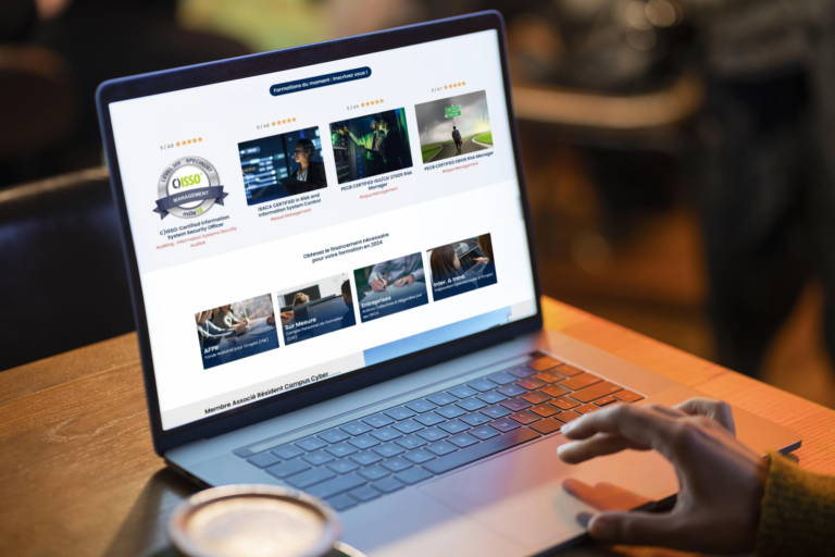 Ordinateur portable sur une table montrant un site web d'apprentissage avec divers cours en ligne.