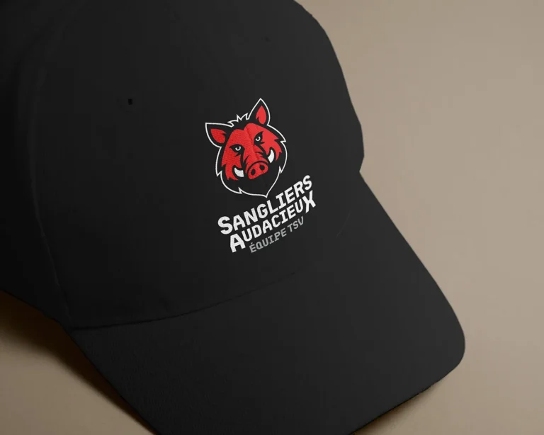 Casquette noire avec logo graphique sur mesure de sanglier rouge pour l'équipe sportive Sangliers Audacieux.
