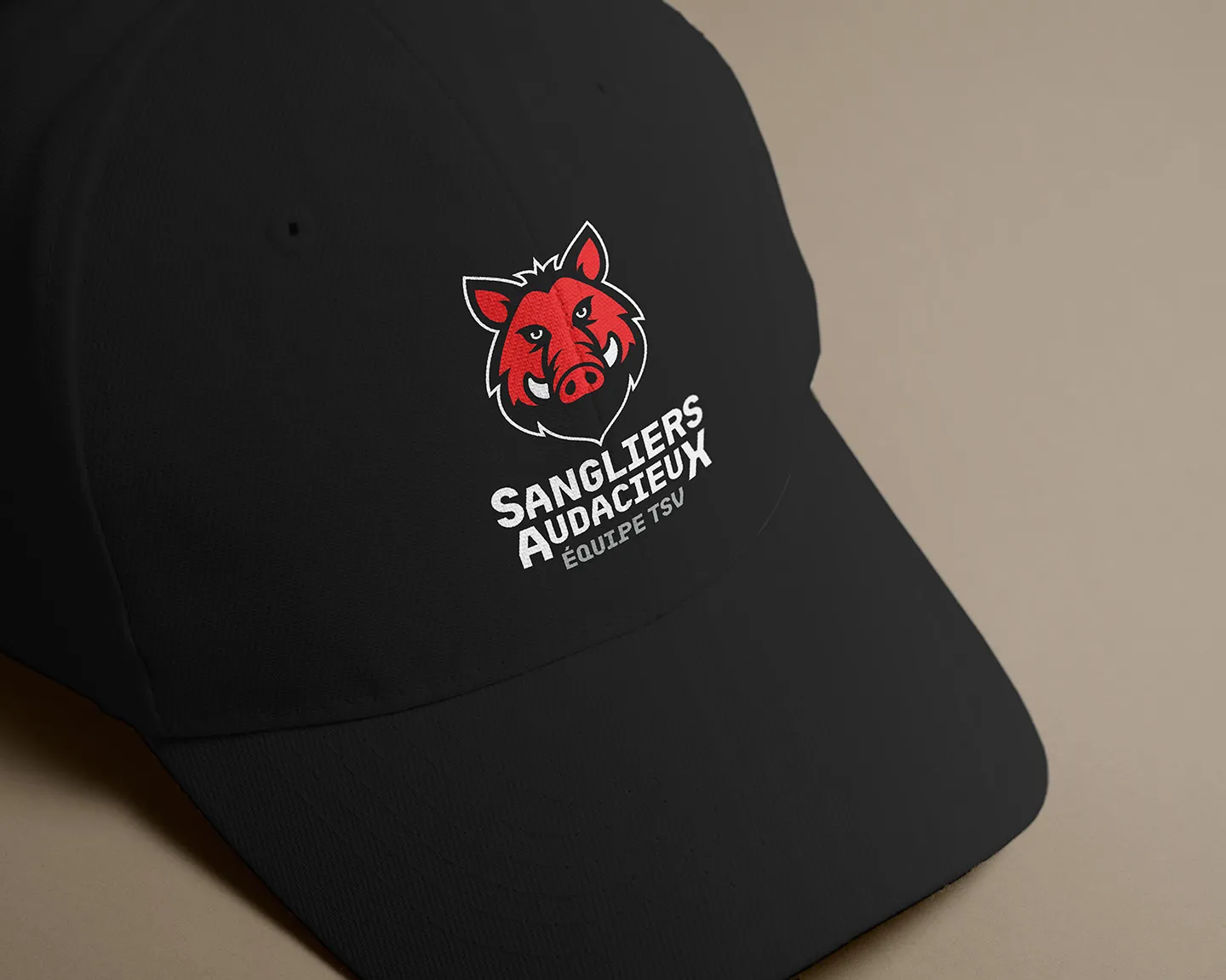 Casquette noire avec logo graphique sur mesure de sanglier rouge pour l'équipe sportive Sangliers Audacieux.