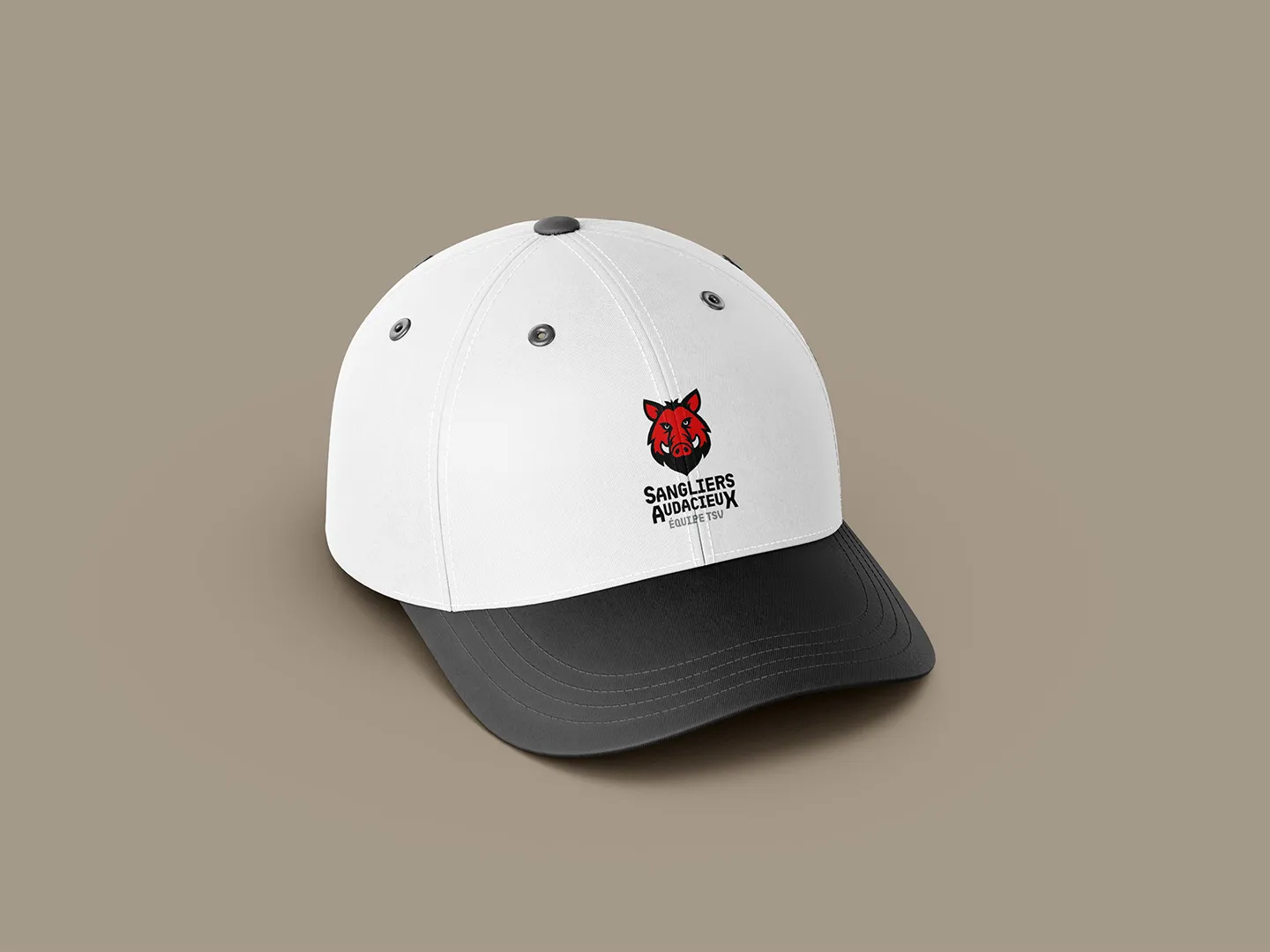 Casquette blanche avec logo de sanglier rouge, design moderne, projet de branding créatif pour une équipe sportive.